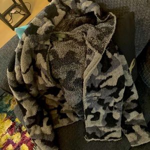 Size S EUC Barefoot Dreams Camo Zip up